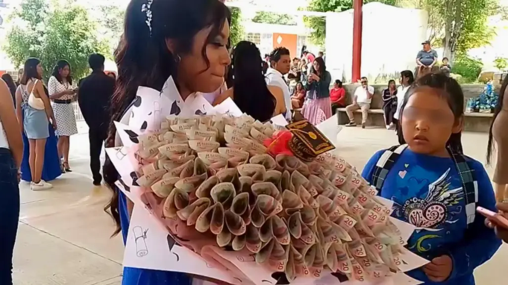 Padre migrante envía ramo de billetes a su hija por su graduación en Puebla