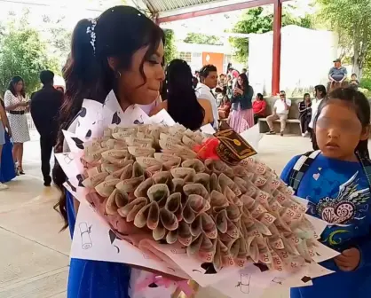 Padre migrante envía ramo de billetes a su hija por su graduación en Puebla