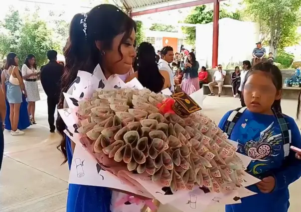 Padre migrante envía ramo de billetes a su hija por su graduación en Puebla