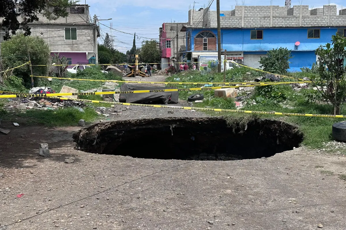 Se reporta un socavón en el Valle de Chalco. Foto: Manuel López