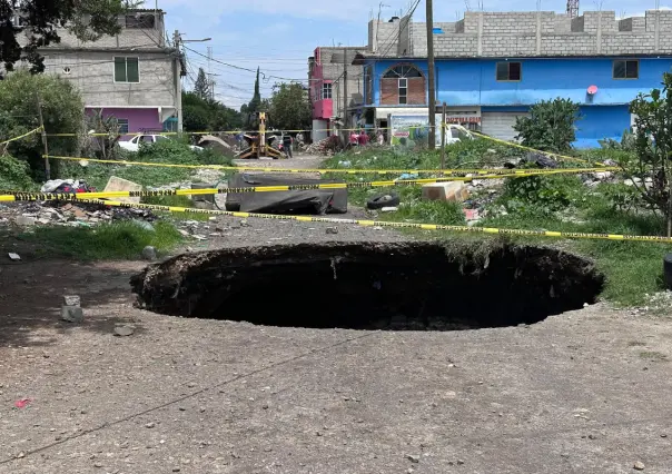 Socavón crece sin control en Valle de Chalco; vecinos temen colapso de casas