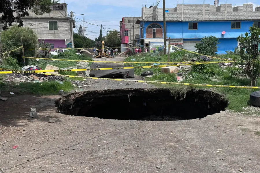 Socavón crece sin control en Valle de Chalco; vecinos temen colapso de casas