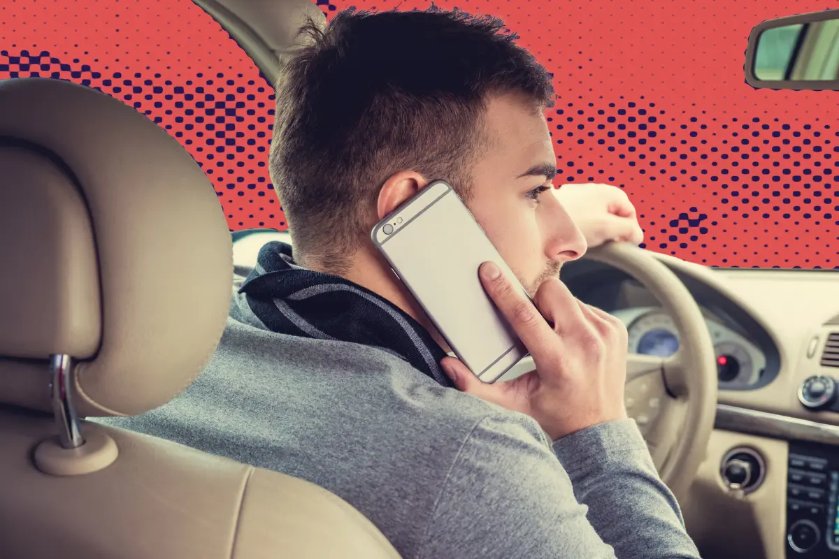 La multa por usar el celular mientras manejas en Escobedo es de aproximadamente 388 y 647 pesos/Foto: POSTA