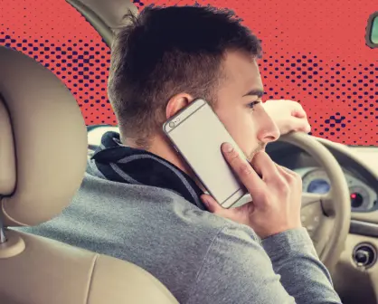¿Usas el celular mientras manejas? Esto debes saber de las multas en Escobedo