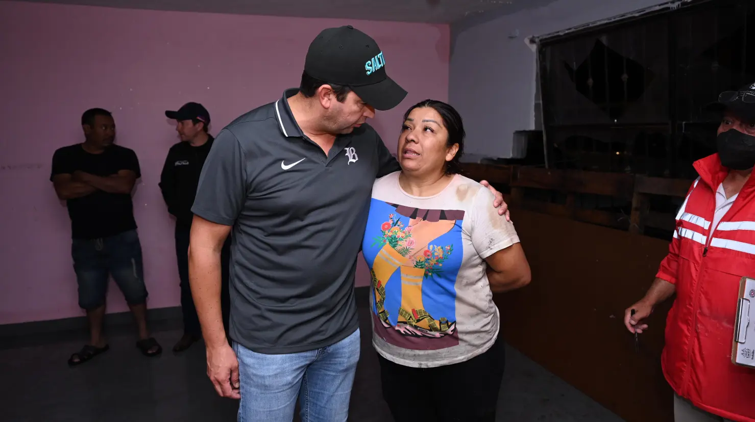 Javier Díaz en la colonia Omega. Foto de gobierno.