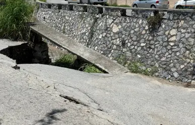 Lluvias en Saltillo: se deslavan barda y pavimento en la calle Ébano