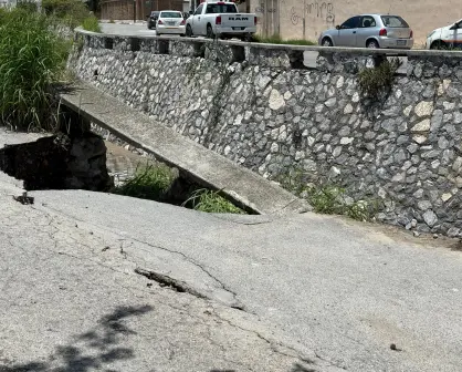 Lluvias en Saltillo: se deslavan barda y pavimento en la calle Ébano
