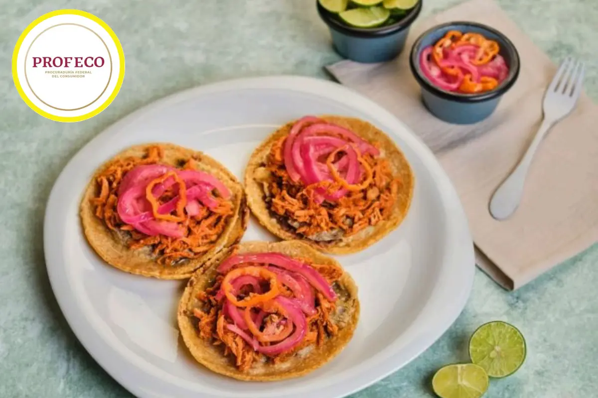 La cochinita pibil, en sus orígenes prehispánicos, estaba reservada para celebraciones importantes, se preparaba con carne de venado o pavo de monte. Foto: Profeco | Canva