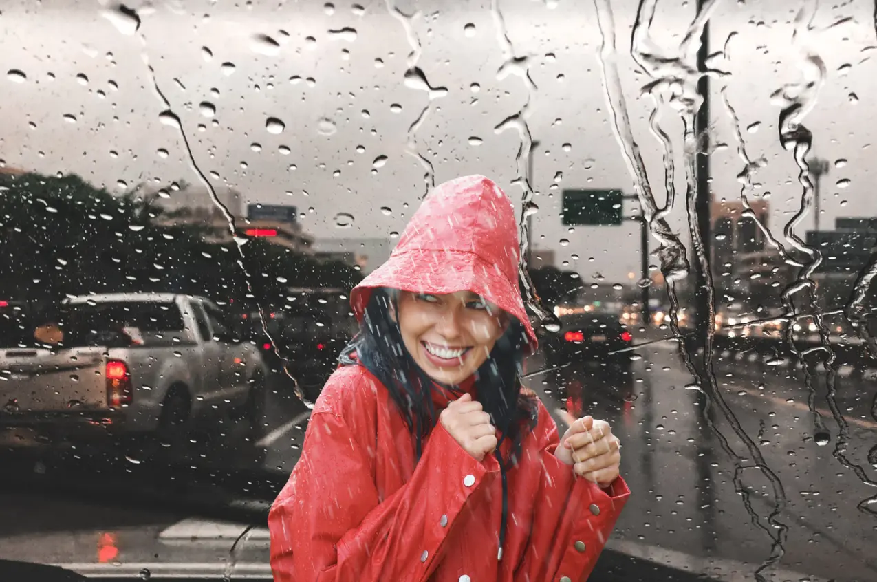 El reporte del SMN emitió previsiones meteorológicas que detallan un escenario con precipitaciones y ráfagas de viento en Nuevo León. Foto: Canva.