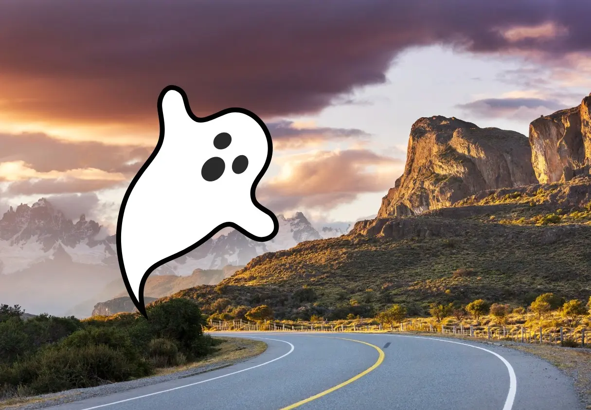 Viajar por la carretera en Nuevo León puede ser una experiencia no solo paisajística, sino también llena de historias que despiertan la imaginación. Foto: Canva.