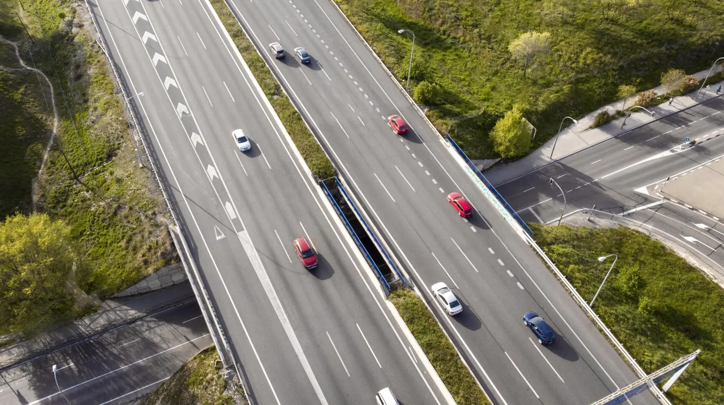 Autoridades estatales piden a los automovilistas tomar precauciones y considerar rutas alternas. Imagen: Freepik