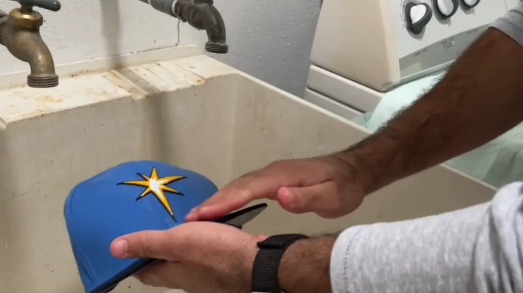 Cómo lavar tus gorras sin que pierdan la forma: guía paso a paso