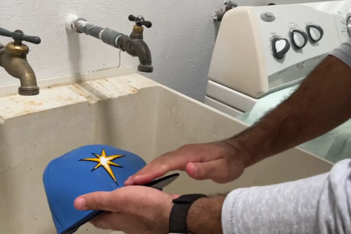 Las gorras pueden acumular suciedad con el tiempo, por ello es importante conocer las mejores formas de limpiarlas adecuadamente sin dañarlas. Foto: YouTube Manta Media