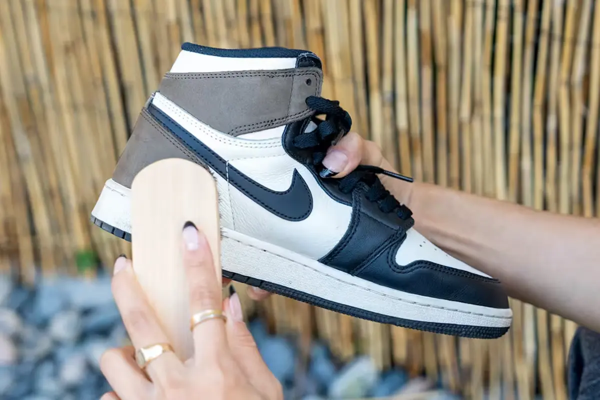 Aprender a limpiar tus tenis correctamente es fundamental para mantener su aspecto y prolongar su vida útil. Foto: Canva