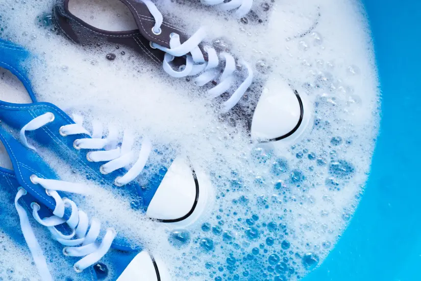 Limpiar regularmente tu calzado es clave para conservar su estilo y frescura, además de evitar malos olores. Foto: Canva
