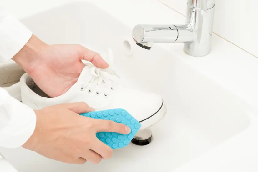 La limpieza adecuada de tus tenis no solo mejora su apariencia sino que también ayuda a cuidar los materiales. Foto: Canva