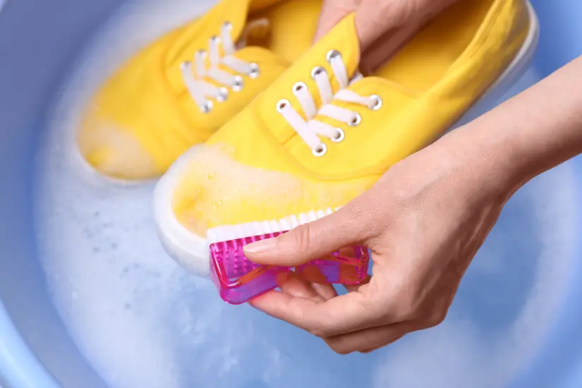Un calzado limpio transmite cuidado y estilo, y aquí aprenderás a mantener tus tenis en óptimas condiciones. Foto: Canva