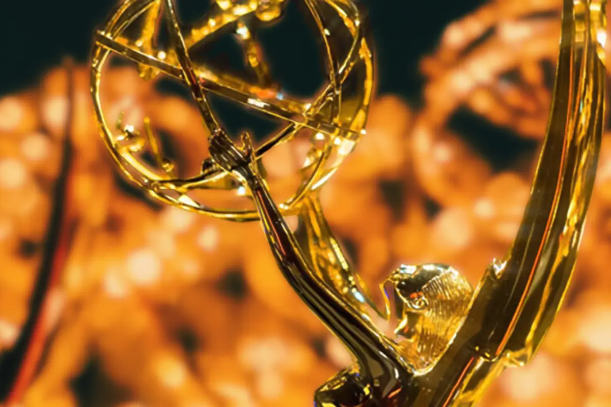 Emmy 2025: el origen de los premios que celebran la excelencia en la televisión (Foto: X @TheEmmys / Canva)