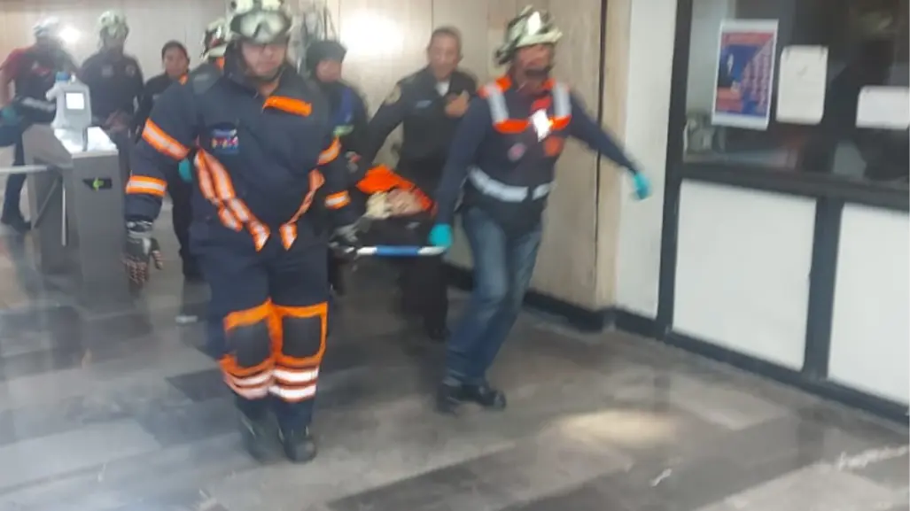 Mujer se lanza a vías del Metro en Tacubaya; sobrevive con fracturas graves