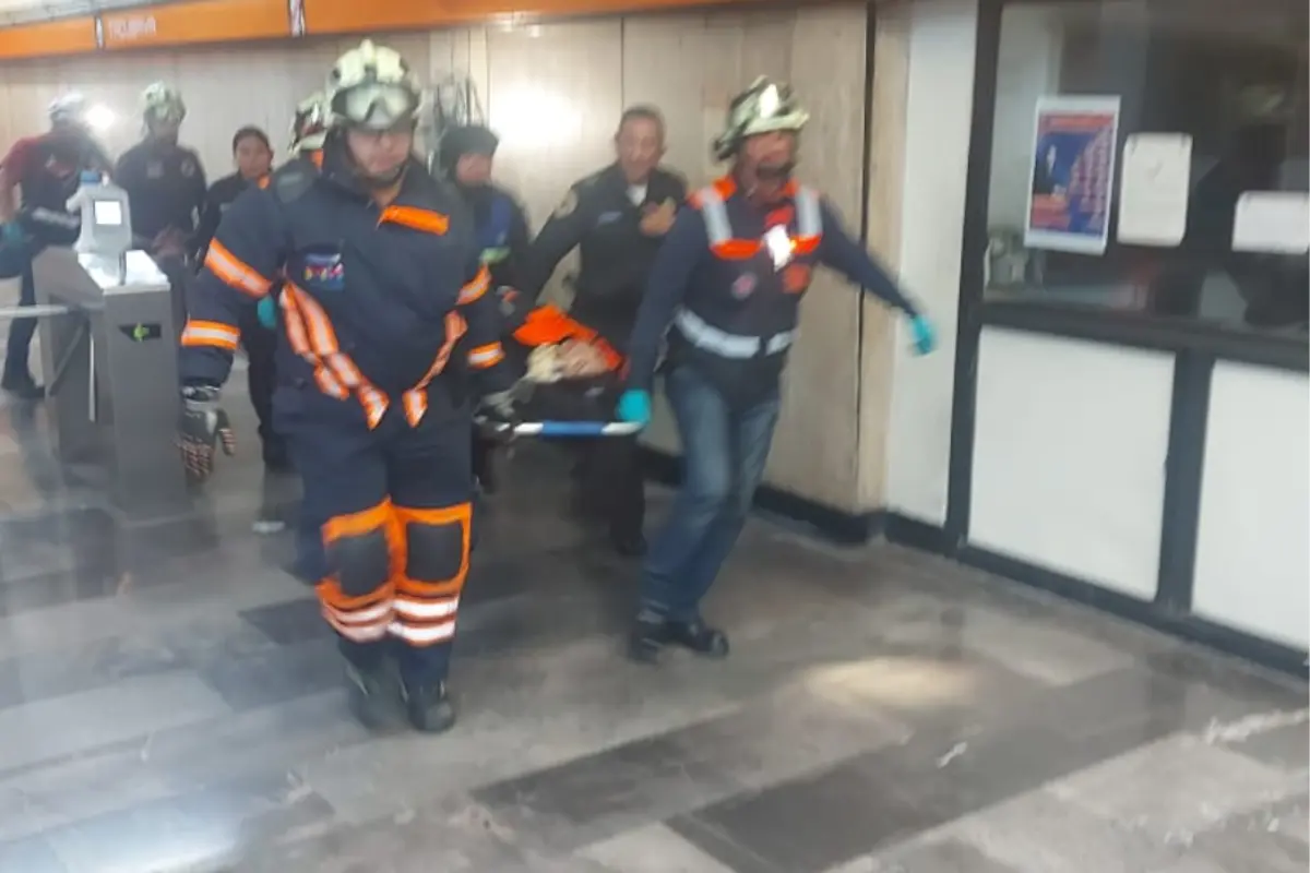 Emergencia en la estación Tacubaya del Metro de CDMX. Foto: Luis Antonio Alfaro