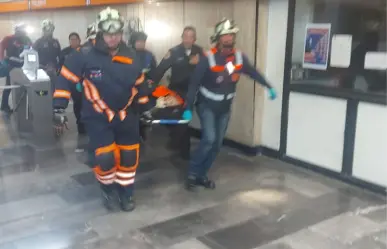 Mujer se lanza a vías del Metro en Tacubaya; sobrevive con fracturas graves