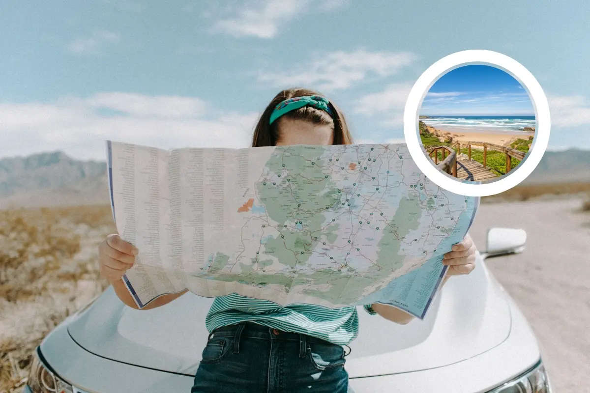 Una mujer con un mapa y una playa. Foto: Canva