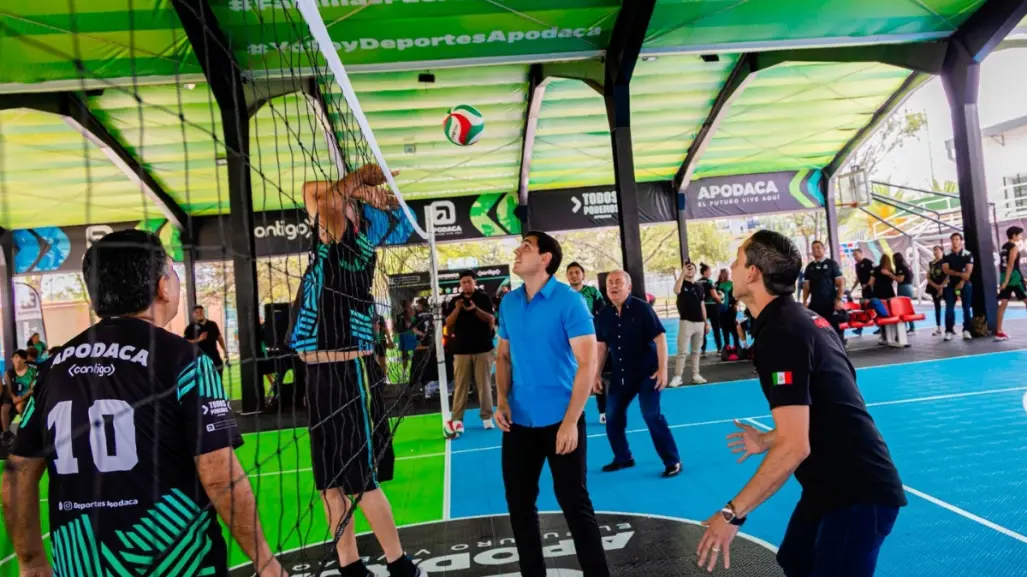 Gobierno de Apodaca renueva canchas con duela sintética de alta calidad