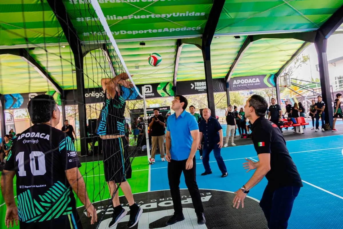 El alcalde de Apodaca, César Garza Arredondo en la entrega de canchas. Foto: Gobierno de Apodaca
