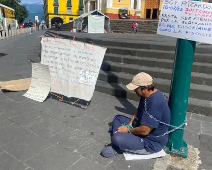 Hombre en Veracruz se encadena y mantiene huelga de hambre para exigir justicia