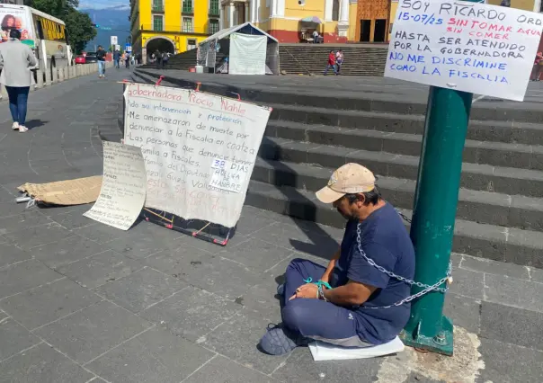 Hombre en Veracruz se encadena y mantiene huelga de hambre para exigir justicia