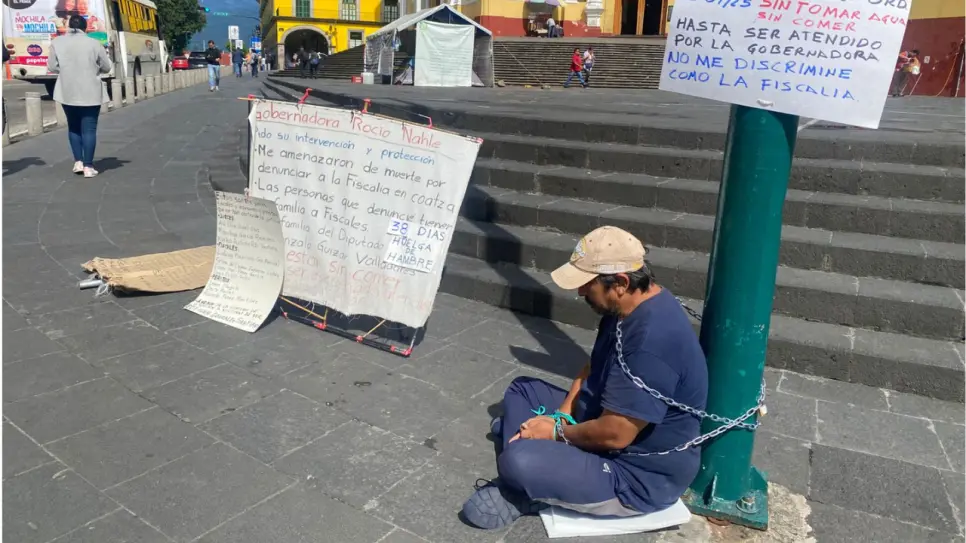 Hombre en Veracruz se encadena y mantiene huelga de hambre para exigir justicia Hombre en Veracruz se encadena y mantiene huelga de hambre para exigir justicia