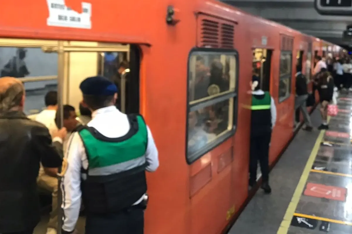 Usuarios y seguridad en uno de los vagones del Metro CDMX. Foto: X (@MetroCDMX)