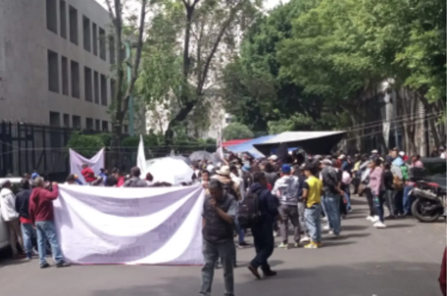 Marcha al exterior de la Secretaría de Gobernación en CDMX. Foto: X (@OVIALCDMX)