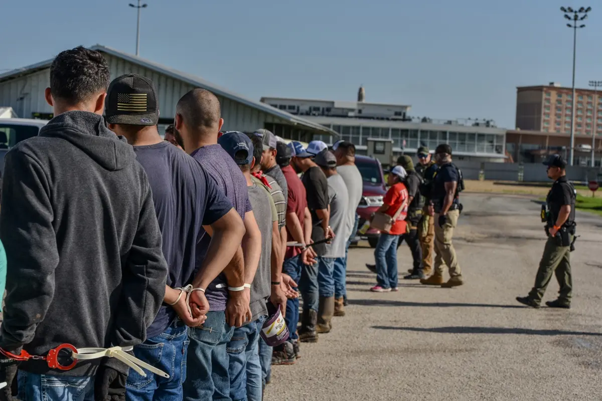 Migrantes detenidos por ICE en Los Ángeles Foto: X(Twitter) @ICEgov