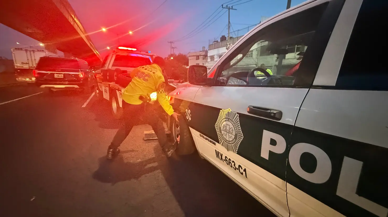 Patrulla de la SSC dañada por un bache en la Venustiano Carranza.   Foto: Ramón Ramírez