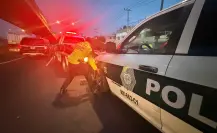 Baches gigantes dañan patrulla en la Venustiano Carranza; vecinos exigen soluciones