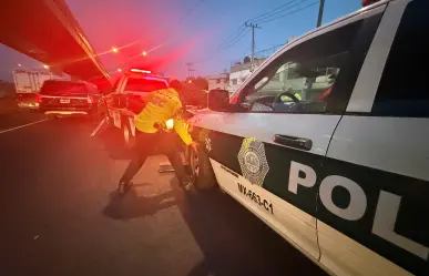 Baches gigantes dañan patrulla en la Venustiano Carranza; vecinos exigen soluciones