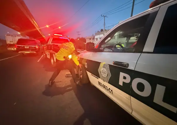 Baches gigantes dañan patrulla en la Venustiano Carranza; vecinos exigen soluciones