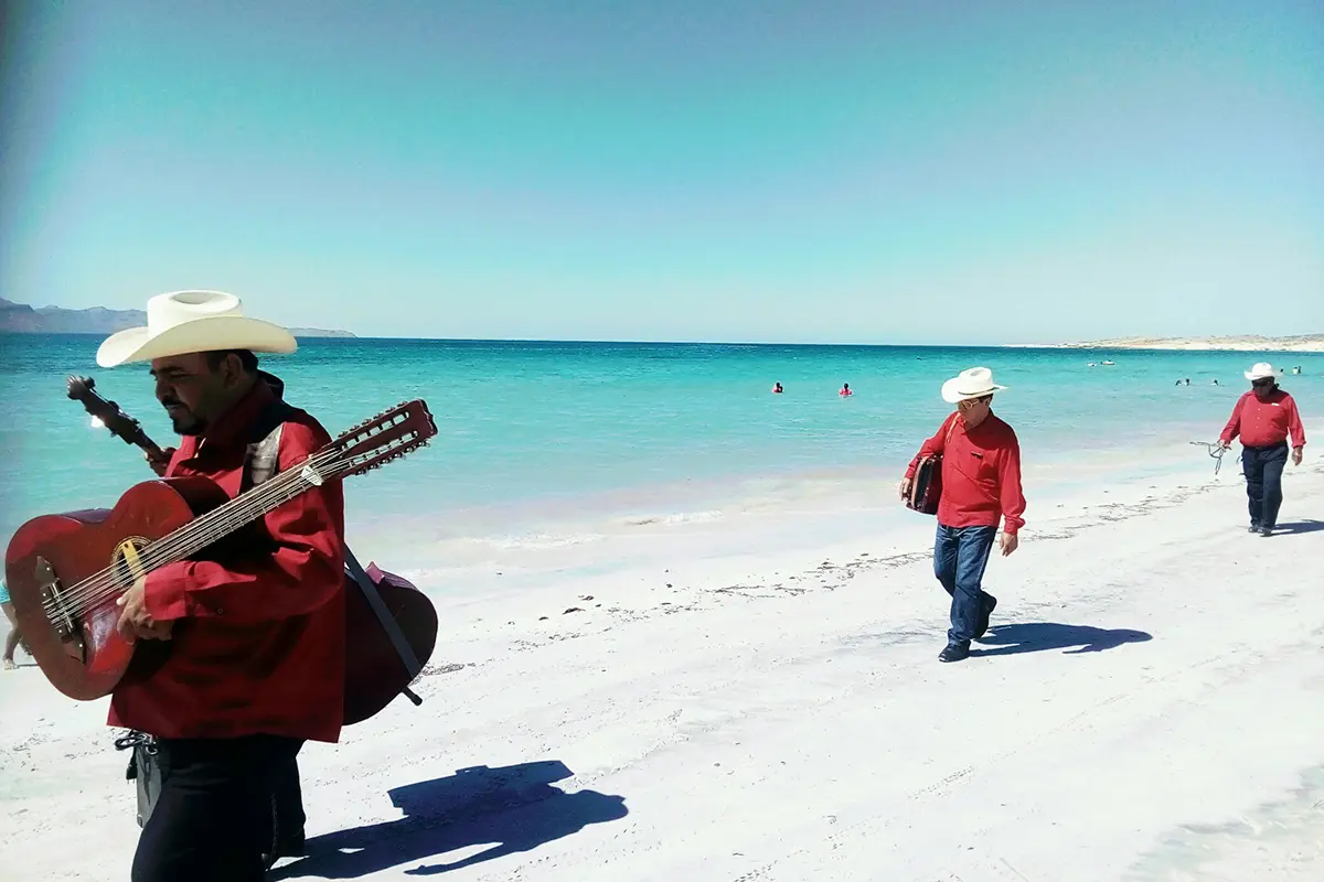La playa El Tecolote, en La Paz, es ideal para visitarse este verano. Foto: Modesto Peralta Delgado.