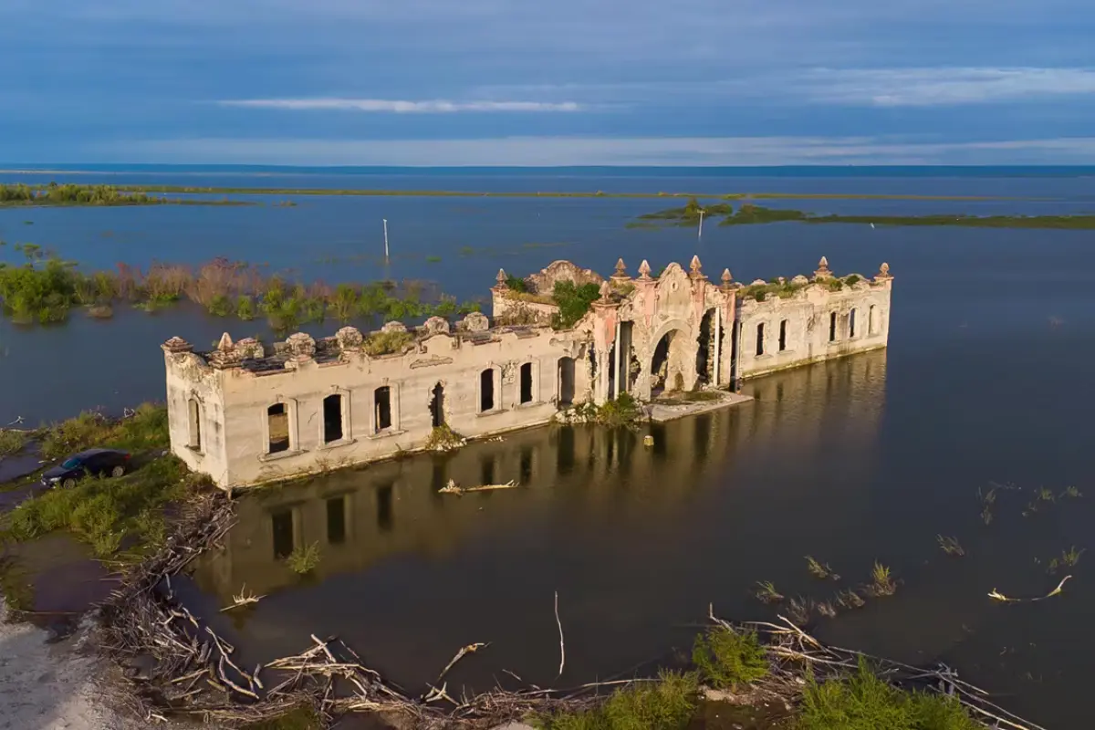 Su embalse se extiende sobre unas 39 000 hectáreas, equivalentes a casi 400 km² inundados, una gran superficie que la convierte en un fenómeno geográfico impresionante. Foto: CONAGUA