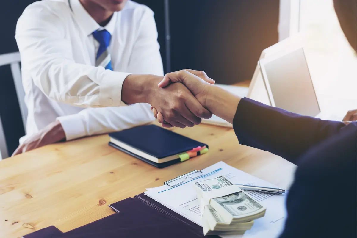 El programa de préstamos personales del ISSSTE no solo apoya a cada familia de forma directa, sino que también inyecta liquidez en la economía regional. Foto: Freepik