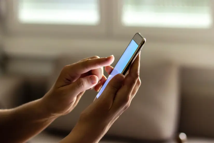 Profeco sugiere que desactives una función en tu celular para maximizar el uso eficiente de tus datos móviles. Foto: Canva