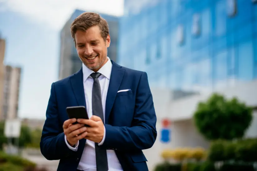La conservación de datos móviles se convierte en una prioridad al desactivar una función de tu celular recomendada por Profeco. Foto: Canva