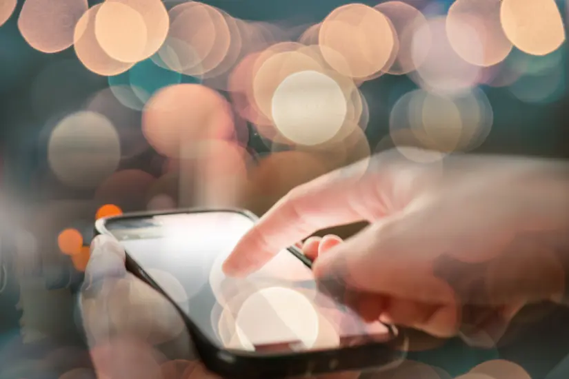 Una simple acción en tu celular puede ayudarte a ahorrar datos móviles según la recomendación de Profeco para los consumidores. Foto: Canva
