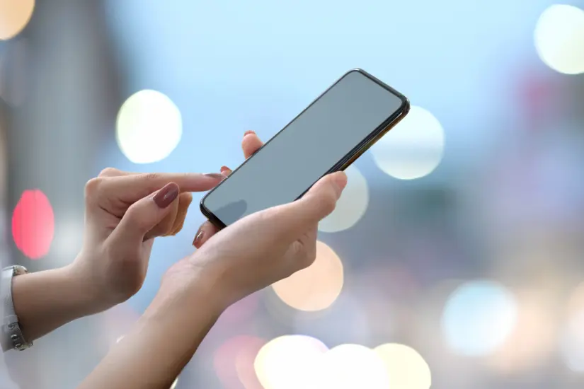Profeco sugiere que desactives una función en tu celular para maximizar el uso eficiente de tus datos móviles. Foto: Canva