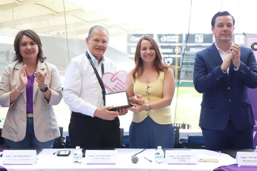 Reconocimiento a Saraperos por sumarse a la iniciativa / Foto: Gobierno de Coahuila