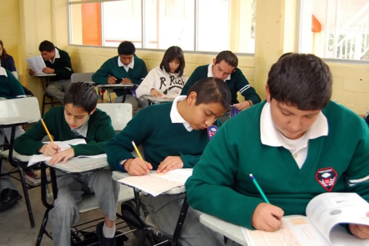 Secundaria de CDMX. Foto: @SECTEI_CDMX | Canva