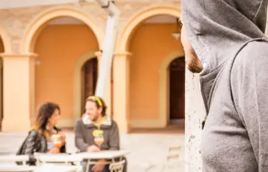 Acecho es ya delito en Edomex: sanciones de hasta 2 años de cárcel y multas por acoso reiterado