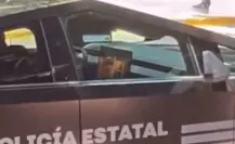 VIDEO | Captan a policías de Guadalajara viendo película en Cybertruck