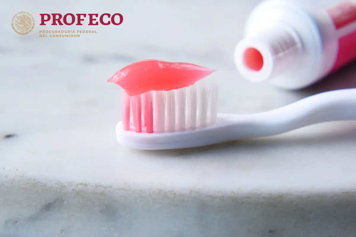 La higiene dental es fundamental y elegir el cepillo adecuado puede marcar la diferencia en la salud bucal según las recomendaciones de Profeco. Foto: Canva